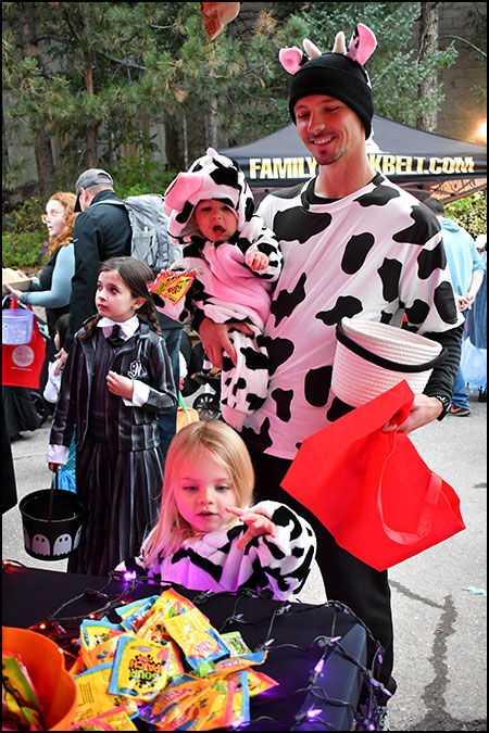 Boo at the Zoo guest scene in costumes
