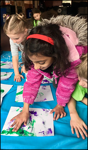 Zoo campers fingerpainting